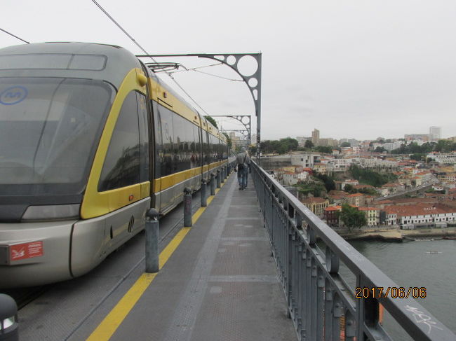 線路の横に２ｍ幅の遊歩道があるが、遮蔽壁もガードレールも立ち入り禁止の看板すらない。