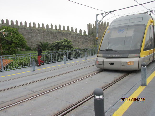 電車は歩行者の横をかなりの猛スピードで走り去って行く。