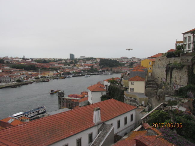 鉄橋の上から眼下のドウロ川を眺める。