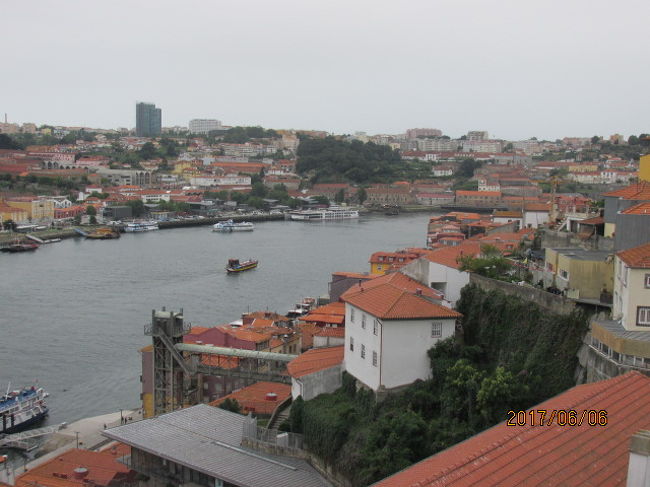 現代の鉄橋から眺める５００年の歴史を刻んだ街。