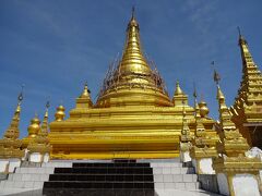 　中央には金色の巨大な仏塔が、威風堂々と建っている。