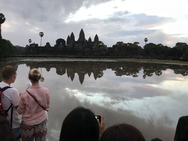 1日目<br />　10：00羽田発　ベトナム航空便<br />　現地時間17：10頃　（日本との時差－２時間）　シェムリアップ国際空港着<br /><br />　ツアーなので現地係員と合流し、　宿泊地　ル　メリディアンホテルへ。<br />　荷物を置いたのち、夕食のためにトゥクトゥク（片道３ドル）でパブストリートに繰り出しました。<br /><br />　お目当は、クメール料理の代表的なメニューの一つ、チュナン・ダイ。カンボジアの鍋です。パブストリート内の人気店、スープドラゴンで食べてみました。<br />米麺や揚げ豆腐、卵、野菜などが入っている、あっさり味のお鍋でした。店員さんが鍋を作ってくれたので、食べるだけで良かったのがありがたかった。<br />　<br />　<br />２日目　<br />AM 4:55   ホテルロビーに集合し、アンコールワット朝日鑑賞ツアーに参加。<br />ガイドさんとツアー客、総勢12人ほどでバスに乗って出かけました。<br /><br />この日の午前中の天気は曇り。朝日はあまり見えなかったけど、雨も降らず逆さアンコールワットの写真が撮れたので良しかな。雨季に綺麗な朝日が見られるのは１週間に１回ぐらいだとか。<br /><br />ちなみにこの撮影場所は、北側の聖池前です。逆さアンコールワット撮影目当てにここだけ人が密集していました。