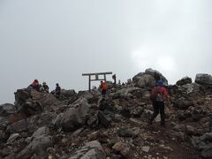 ゴンドラ終着駅からそれほど苦労せず茶臼岳山頂到着～♪

那須岳(百名山)だけどこのあたりの茶臼岳・朝日岳・三本槍岳etcの山々を総称しての山の呼び名なので制覇したと言えるかどうか微妙…