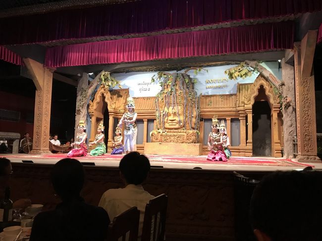 夕飯は 「クーレン２」でアンボジア料理のビュッフェをいただきました。<br /><br />ここは、アプサラダンスを鑑賞しながら食事ができるところです。<br />アプサラダンスとは９世紀に生まれた宮廷舞踊の一つ。アプサラとは古代インドの神話に出てくる天女のことだそう。<br />　　<br />手の反り具合でダンサーのレベルがわかるらしいです。中央で踊っていたダンサーは手がすごく反っていて、動きもしなやかでした。