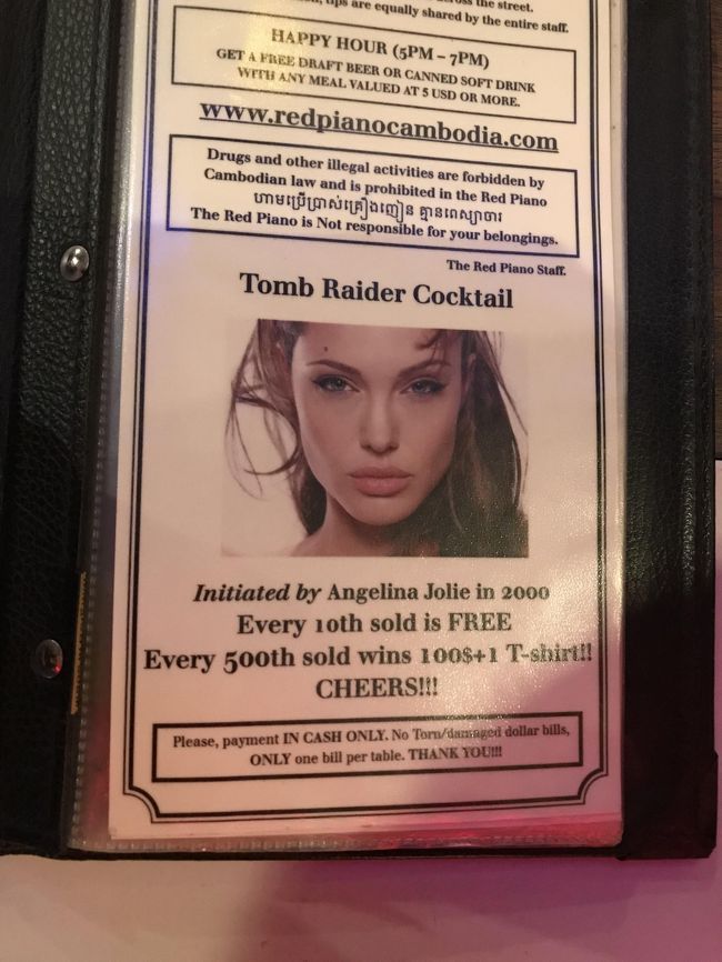 看板メニュー「トゥームレイダー」はメニュー表にアンジーの写真付きで紹介されてました。<br /><br />コアントローをライムジュースとトニックウォーターで割ったカクテルです。