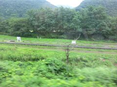 中山宿(旧)駅です。
かつて、中山峠の急勾配を上がる為、この駅はスイッチバックでした。
蒸気機関車から力のある気動車.電車になり、スイッチバックの必要性がなくなり、平成9年、中山宿駅は会津若松寄りの本線上に移転しました。