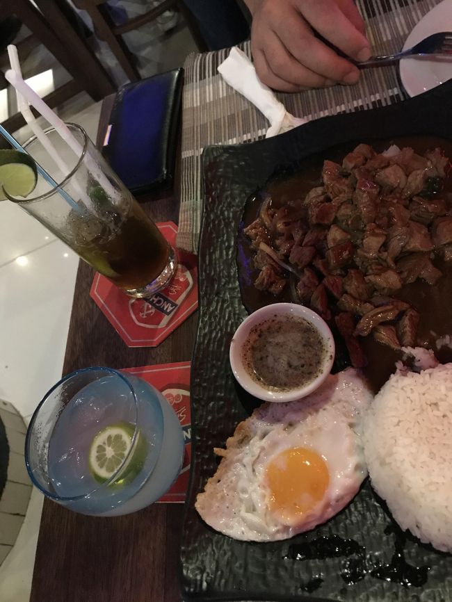 写真のセンス無い、、、。しかも食べかけ、、。<br /><br />左下の水色のカクテルがトゥームレイダーで、左上が連れが頼んだカクテル。<br />名前は失念。<br /><br />おつまみは、クメール料理の中でも人気の高いらしいluk lak（牛肉のライム炒め）を注文しました。<br /><br />牛肉は硬くて噛み切るのは大変だったけど甘辛いタレは美味。ところどころ、コショウ粒が入っていて、ピリッとした刺激がアクセントになっています。<br />これで、５.75USDなのはお得かも。<br />