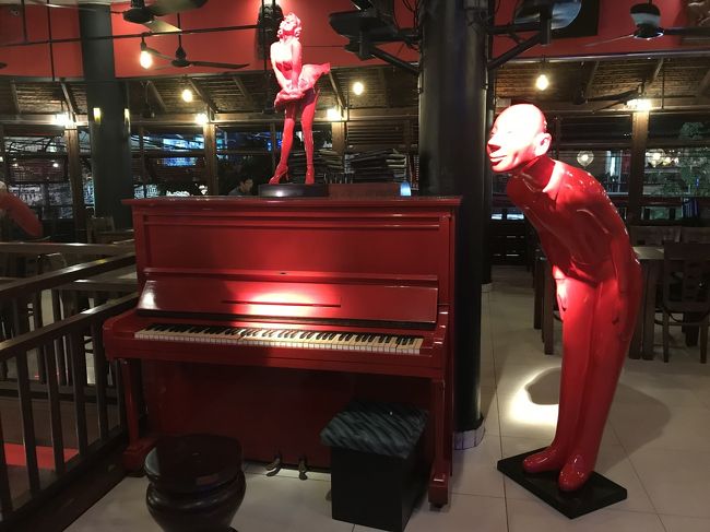 お店の名前の由来になったレッドピアノです。<br />お店は、１階と２階の２フロアです。<br />見たい人は２階に上がりましょう。