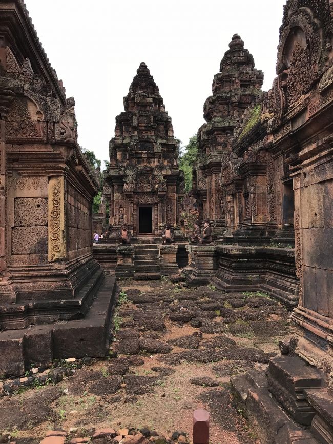 ３日目<br />　早朝、雨が降っていたそうですが、朝食時には止んでいました。<br />　朝食後、郊外にある遺跡、バンテアイスレイへ。<br /><br />「女の砦」の意味を持つ　このこじんまりした遺跡は　細かな彫刻が施されたレリーフが沢山残っていて見応えありました。ここは赤色砂岩とサテライトを多用しているそう。アンコールワットとかより全体的に赤い。<br /><br />ただ、有名な「東洋のモナリザ」と呼ばれるレリーフは近寄れず、12mだったかな、、、離れているので、双眼鏡を持っていくか、スマホなどでズームして見るのが良いかも。<br /><br />この写真のど真ん中が東洋のモナリザだそう。ロープが張られているのでこれ以上近寄れません。