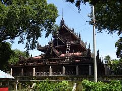 　この先にあるシュエナンドー僧院は、この街では珍しいオール木造の寺院だ。
　軽トラ男性からは、この寺院に入ると高い入場料を取られるから、外から見るだけにしろとアドバイスを受けていた。