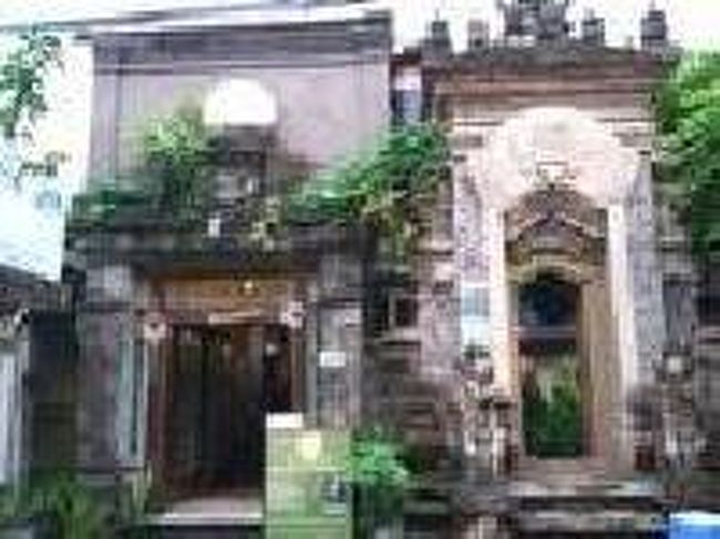 [２０１４/８/９]<br /><br />バス乗り場から、ゆるやかな坂を上り続けるため、まだラヤ・ウブド通りは遠いかなと思っていると、15分ほどで左手に「ウブド・ボディワークス・センター」の建物がみえます。さらに行くと、左手にデウィ・シタ通りが見えます。