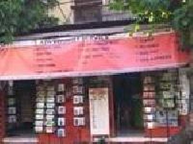 [２０１４/８/９]<br /><br />20分ほどでハノマン通りが終わり、ラヤ・ウブド通りに出ます。写真はハノマン通りの最後に左手にある本屋さんです。ここでは絵葉書が買えます。1枚4000ルピア。また切手も買えました。日本まで7000ルピアです。