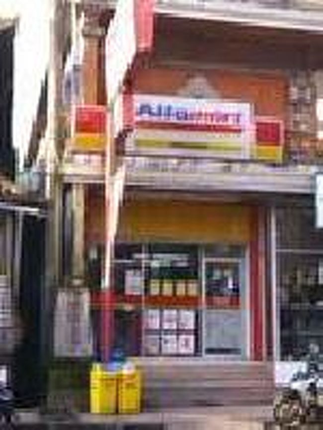 [２０１４/８/９]<br /><br />ラヤ・ウブド通り側には「ＡＬＦＡ ＭＡＲＴ」というコンビニがあります。目印になると思います。<br />まずラヤ・ウブド通りを右手側へ行くと、すぐ左手にテラスのあるレストランがあるので、そこで昼食を取りながら絵葉書を書きました。