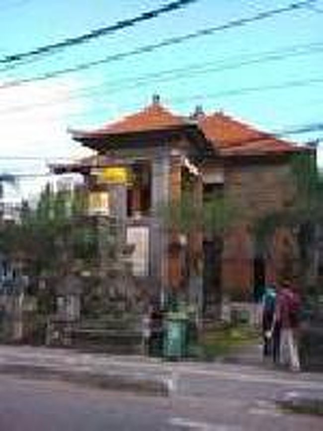 [２０１４/８/９]　(写真は観光案内所です)<br /><br />ラヤ・ウブド通りを西へ歩いて行くと、すぐ左手にウブド市場が見えてきます。さらに行くと交差点の角にウブド観光案内所が見えてきます。ここでは夜の公演の情報や切符が手に入ります。