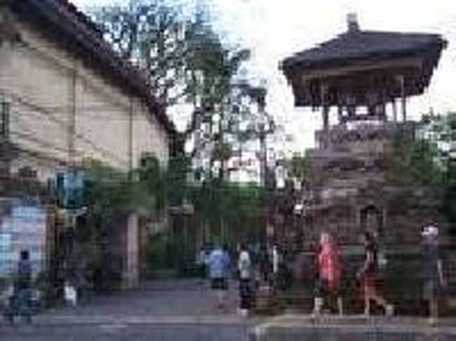 [２０１４/８/９]<br /><br />観光案内所を左手に見ながら、さらにラヤ・ウブド通りを歩いて行くと、右手側にカジェン通りの入口が見えてきます。入口の左手には通り沿いで営業されている宿の案内があります。