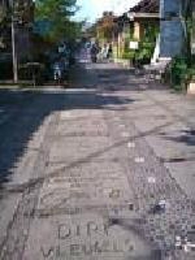 [２０１４/８/９]<br /><br />カジェン通りを歩いて行くと、何やら文字が書かれています。