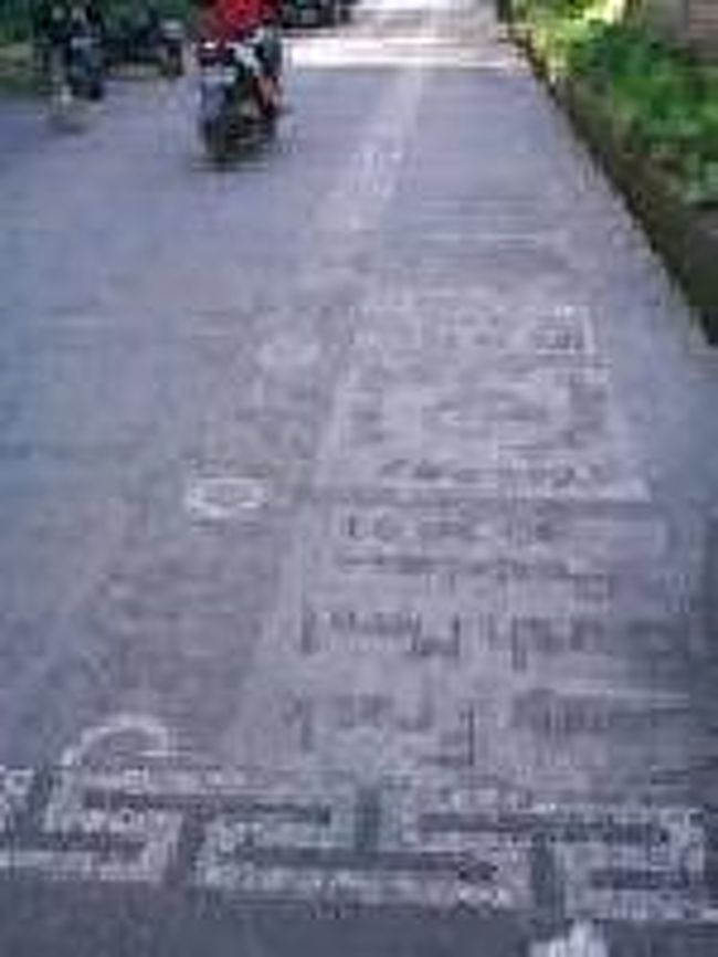 [２０１４/８/９]<br /><br />カジェン通りのコンクリート製石畳は面白いシステムで作られているみたいです。コンクリート1枚分の寄付をすると、寄付した人は80センチ四方のコンクリートに自由に文字を入れる(掘る)ことができるそうです。日本でも公園、駅前や通学路などの整備などに利用できそうですね。