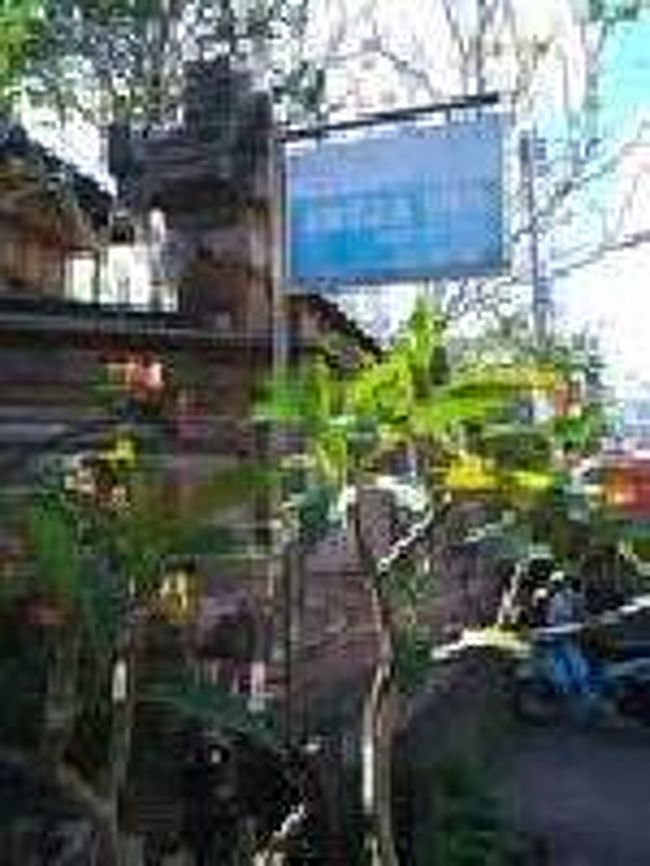 [２０１４/８/９]<br /><br />石畳の坂を上がっていくと、2～3分で「Artja　Inn(アルチャ・イン)」の看板が左手に見えます。僕がいつもお世話になっている宿です。