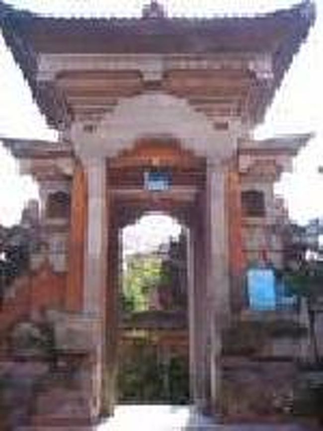 [２０１４/８/９]<br /><br />こちらが宿への入口です。何となく神殿に入っていくような感じですね。入っていくと、すぐ宿を経営している家族の家があります。門番代わりに、いつも宿の主人が軒先にいる感じでした。僕が現れると、主人は奥に声をかけました。すぐ女性が現れて、僕を客室へ案内してくれました。経営者家族の住む家の裏へ行き、階段を下りた裏庭に客室はあります。