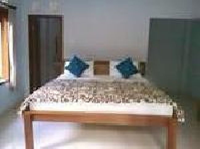 [２０１４/８/９]<br /><br />お部屋はシンプルでした。お部屋にテレビや扇風機などはなかったです。でもウブドは高原にあるので日中は暑くても、夕方から朝にかけては過ごしやすいです。左手側の奥にシャワー室があります。<br />ま～土地柄でしょうか、洗濯物が乾きにくいのが困るところ。