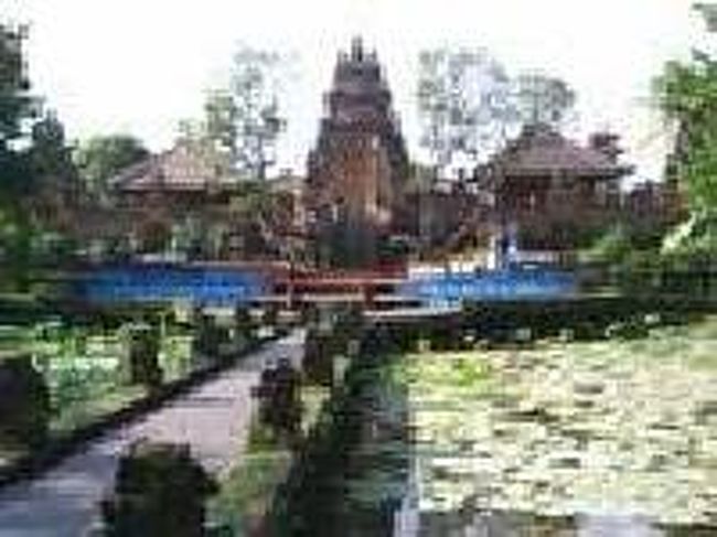 [２０１４/８/９]<br /><br />ウブド・ウォーターパレスが見学できます。ここは公演会場になっていますが、昼間は自由に出入りできます。