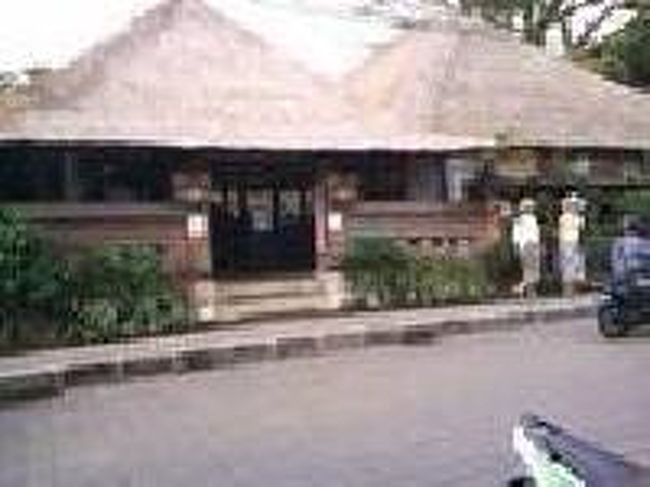 [２０１４/８/９]<br /><br />こちらがカフェ・ロータスです。食事をしているところから蓮池やウブド・ウォーターパレスがよく見ます。