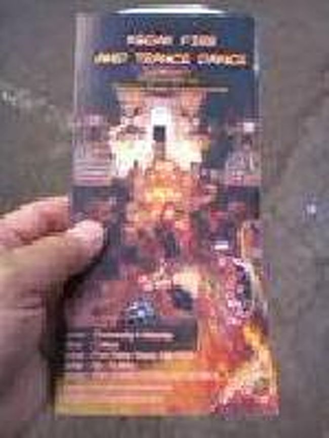 [２０１４/８/９]<br /><br />今日はケチャ・ダンスが見たかったので、ダラム・タマン・カジャ寺院での公演のチケットをゲット。７５０００ルピアしました。実際、公演が行われる寺院の入口でも買えます。(同じ値段)