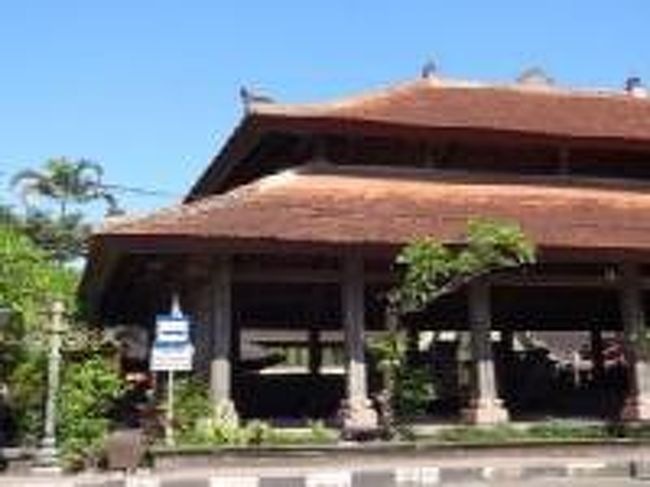 [２０１４/８/９]　(写真はイメージです)<br /><br />観光案内所の北側には集会所のような建物があります。いつも旅行者や地元のバイクタクシーの運ちゃん達がたむろしている感じです。バロダンス鑑賞のためバトゥブラン村までバイクタクシーで行くのがいいかも。