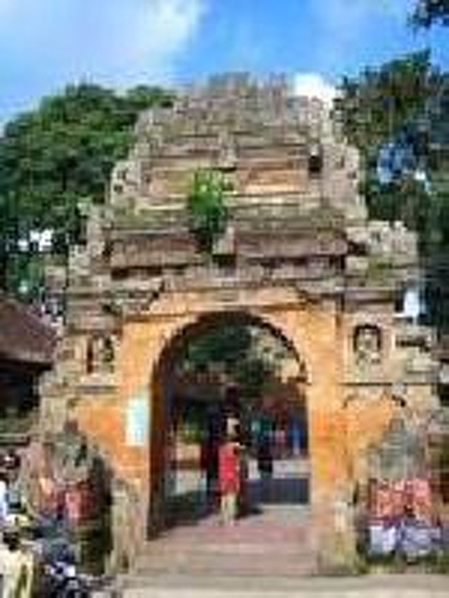 [２０１４/８/９]<br /><br />集会所のような建物からウブド王宮の西口が見えます。日中は自由に見学ができます。