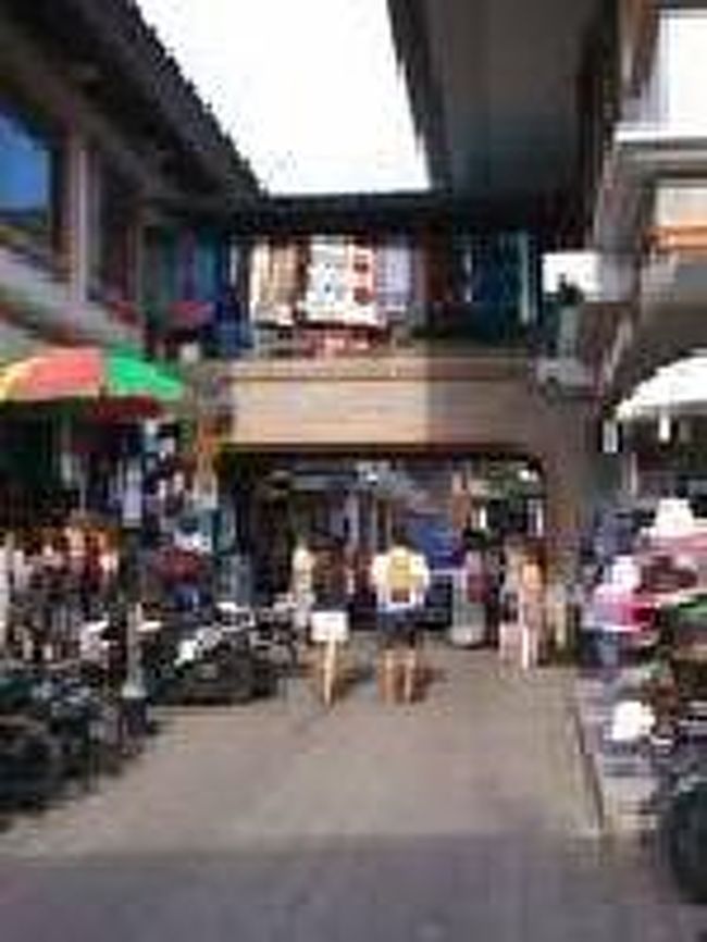 [２０１４/８/９]<br /><br />観光案内所から、ラヤ・ウブド通りの南側にある通りを入っていくと、民芸品など売っている店がウブド市場まで続いています。