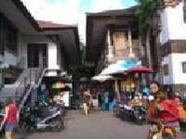 [２０１４/８/９]<br /><br />さらに細くなった路地へ入っていくとウブド市場です。ウブド市場は、昔ながらの市場で、１階では食料品、２階では民芸品を扱う店があります。<br />ただ暗いし、あまりいい感じではないかも。<br /> 旅行者としては、最初の角を右手へ行くと