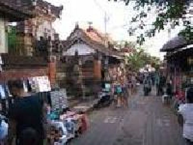 [２０１４/８/９]<br /><br />きれいで、今風の明るい雰囲気のある通りが延びています。民芸品を扱う店も多く、外国人が多く集まっています。