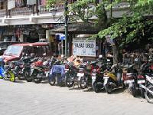 [２０１４/８/９]　(写真はイメージです)<br /><br />こちらはラヤ・ウブド通りから見る市場です。いつもバイクや自動車などで混雑しています。