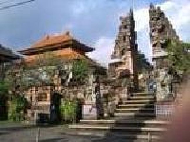 [２０１４/８/９]<br /><br />今夜の公演の前にダラム・タマン・カジャ寺院に来てみました。大通りから離れた場所にあるので、一度確認しておくのがいいかも。この後早めの夕食を取り、一度宿に戻りました。途中コンビニで水やお菓子などを買うこともできました。それにしてもサークルＫを良く見かけますね～！