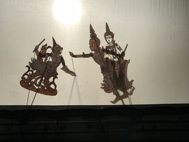 この日はクリスタル　アンコールレストランで伝統影絵スバエクを鑑賞しながらの夕食です。<br /><br />グリーンマンゴーのサラダと後　何が出たっけ。