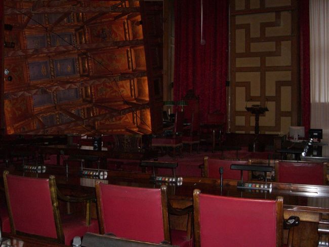 　議場の天井(左上）は古代ヴァイキングの家屋の屋根を再現したようです。