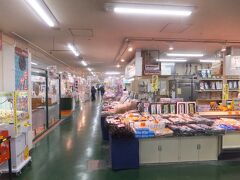 続いては和商市場へ。釧路の有名スポットの一つです。15時を回った平日だったこともあり閑散としていました。