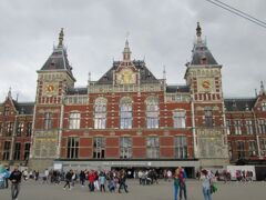 アムステルダム中央駅（Amsterdam Centraal）に到着。
ホテルへ向う前にパチリ。
