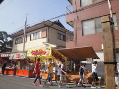 時刻は　１０時です。露店は準備中です。
*露店の人に聞きました
火を使う露店は、消火器準備するように　大森消防署より指導された。
