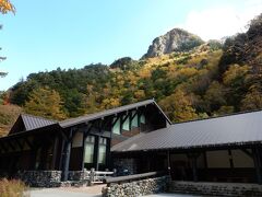 上高地ビジターセンターです。後ろには溶岩ドームのような山。