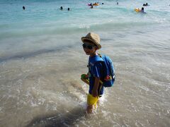 息子は海を見るなり、海へ入っていきました。
海が好きになって良かった。海を怖がってたので。
ズボンビショビショですけど…。