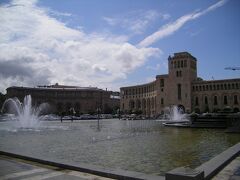 聖グリゴル・ルサヴォリチ教会から北へ向かい、エレバンの中心ともいうべき共和国広場へ。噴水のある落ちついた広場は市民の憩いの場所