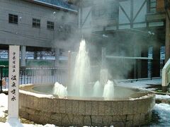 北陸自動車道「黒部IC」から約20分。写真は駅前です。温泉が湧き出ている「温泉噴水」。
