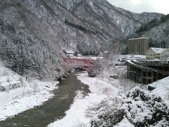 雪景色で、冬の温泉らしい雰囲気を堪能しました。うなずきマーチは古すぎて流れていませんでしたが...泊まったホテルは下記の杉乃井ホテル　黒部川に面していますので、この写真は室内から撮れました。
