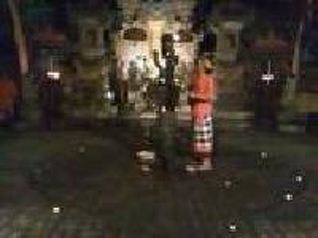 [２０１４/８/９]<br /><br />ウブド中心部で行われる公演は19：30が多いです。そのため18：30から  19：00までに会場へ行き、席取りをしたいところ。<br />席は自由席なので、みなさん早めに来るみたいです。<br />開演前に、いたるところに灯明が点けられます。(写真より)<br /><br />ストーリーは下記を参照してください。<br />http://www.arunabhuana-bali.com/index/desa_taman_kaja.htm