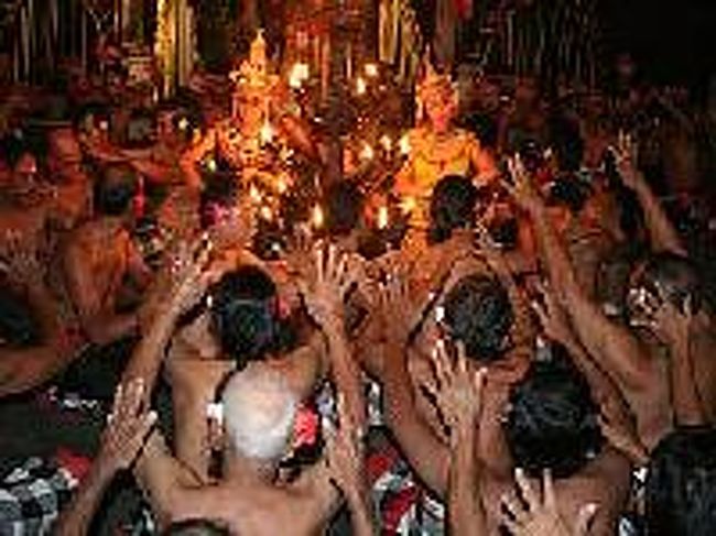 [２０１４/８/９] (写真はイメージです)<br /><br />前方の神殿脇からケチャ・ダンサーが突然現れて開演です。<br />寺院の境内で行われるパフォーマンスなので、とっても神秘的です。