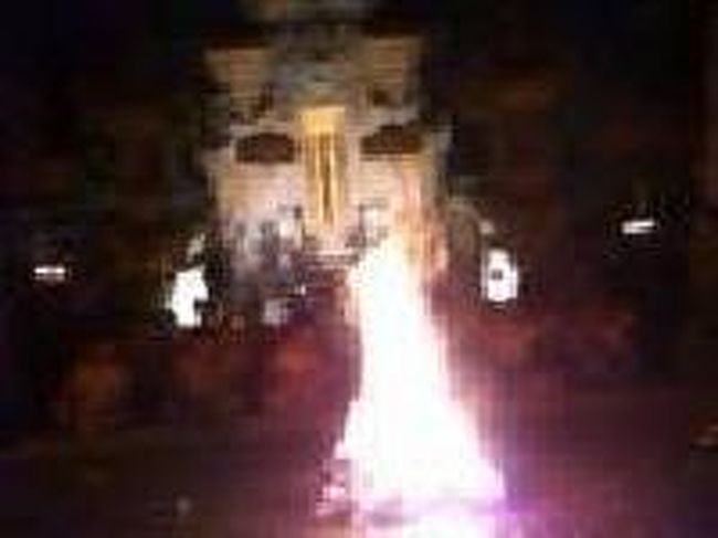 [２０１４/８/９]<br /><br />約1時間の公演が終了したと思ったら、客席の前に柵ができました。次にヤシの殻に火つけていました。<br />サンヒャン・ジャラン・ダンスの始まりです。