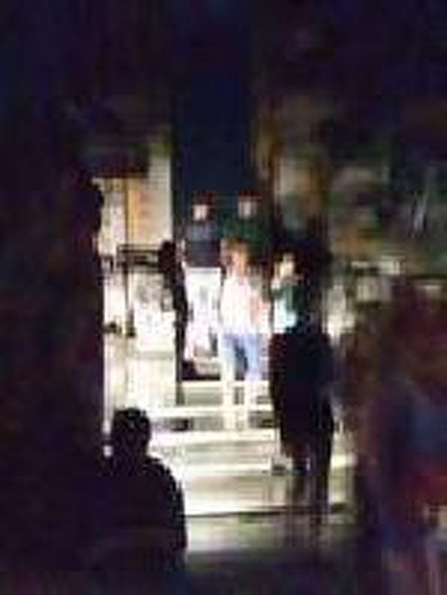 [２０１４/８/９]<br /><br />だいたい1時間15分の公演でした。本当は30分程で、すぐウブド王宮の公演を見に行こうと思っていたんですが、最後まで見てしまいました。サンヒャン・ジャランも見れて、も～お腹が一杯って感じです。ラヤ・ウブド通り以外は暗いところもありますので、小さなライトがあると便利かも。<br /> 宿に戻ると、部屋の前に火の点いた線香が置いてありました。