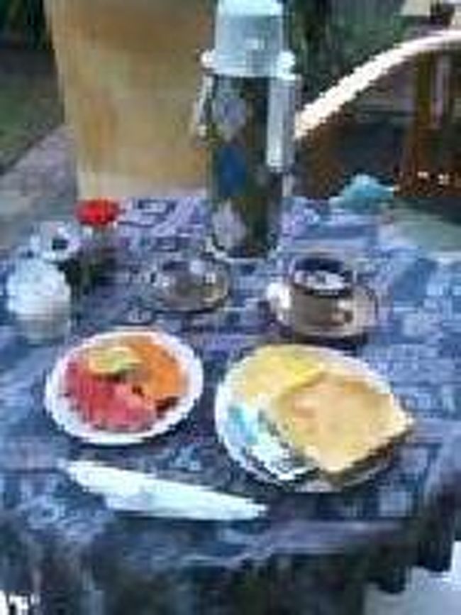 [２０１４/８/１０]<br /><br />こちらが朝食。今日は8時前には宿を出発するので、7時15分頃に朝食が欲しいと頼んだら、持ってきてくれました。