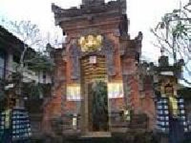 [２０１４/８/１０]<br /><br />ハノマン通りには寺院の入口のような門をもつ建物が多いです。